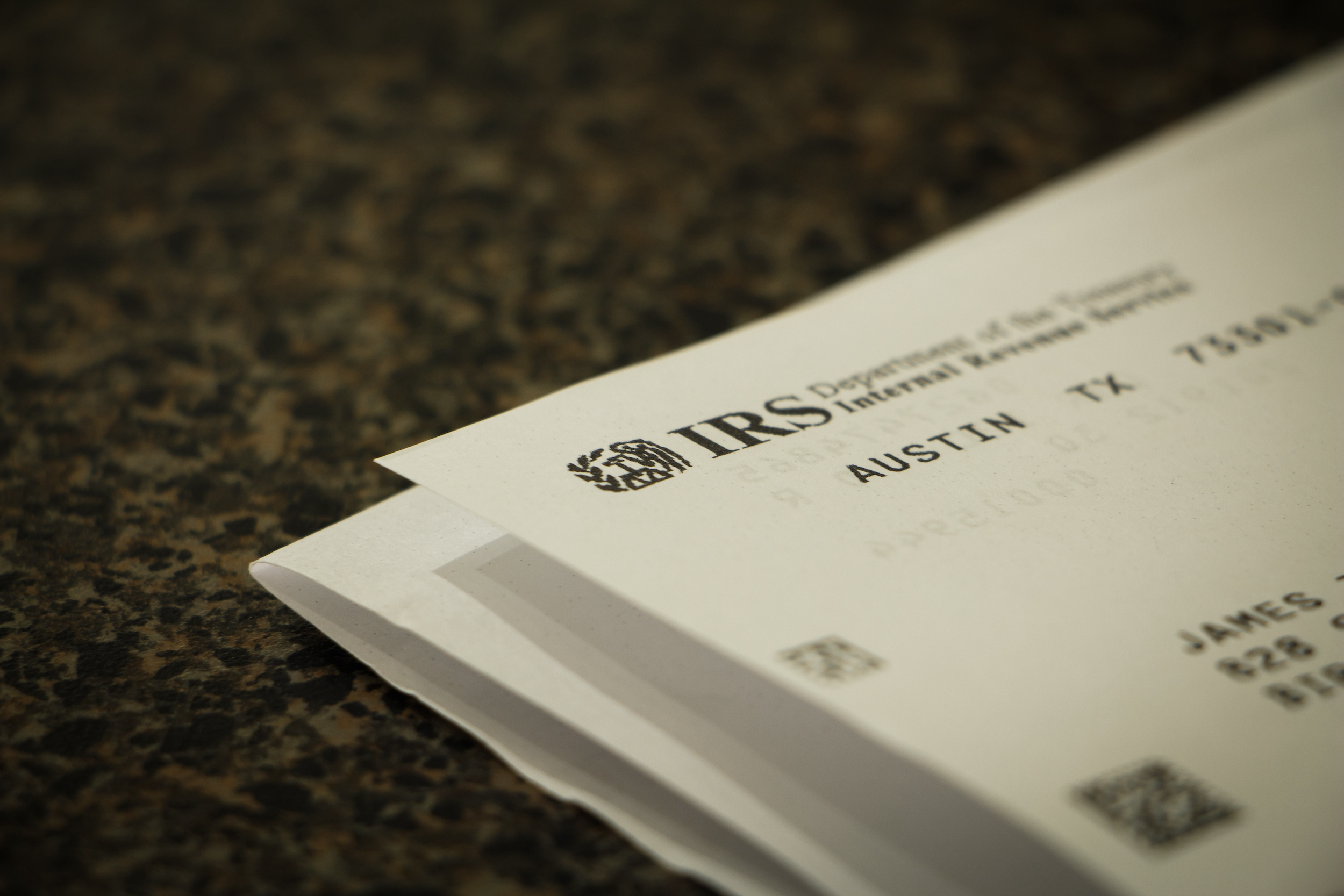 Saber cómo el IRS se comunica con los contribuyentes puede ayudar a las personas a protegerse de estafadores